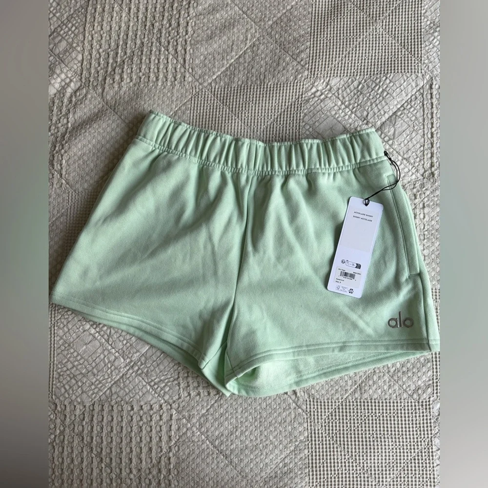 BRAND NEW ALO YOGA ACCOLADE SHORT
